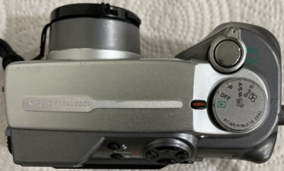 Olympus Camedia C-4000 Zoom 4.0MP Digital Camera (Silver
