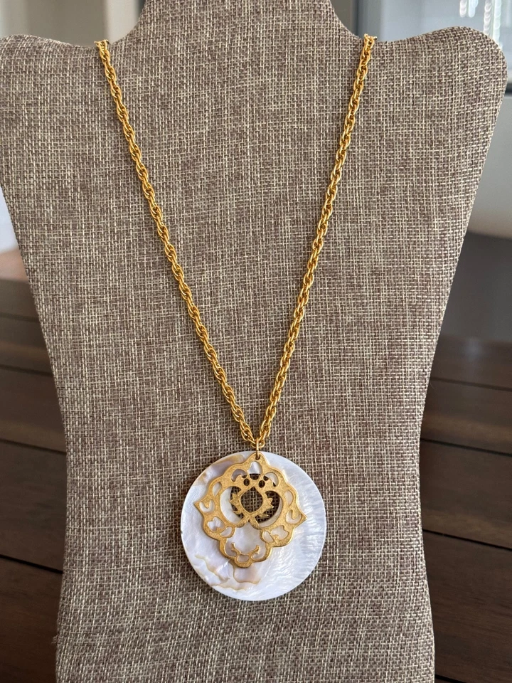 Collar Colgante Susan Shaw Tono Dorado Rombo Filigrana y Redondo Nácar