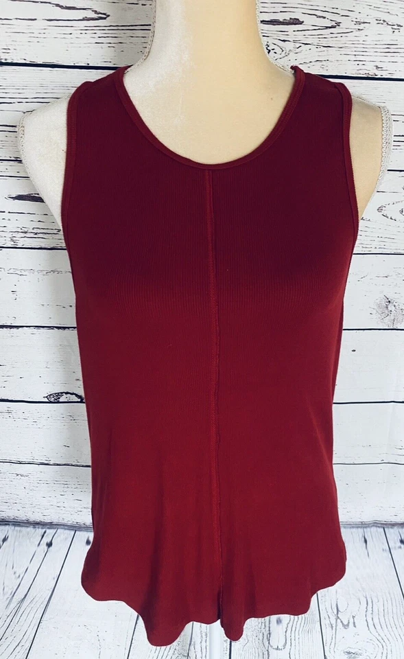 Camiseta sin mangas grande para mujer Vimmia roja oscura espalda deportiva costilla texturizada cuello en U suave usada en excelente estado Foto 2 de 4