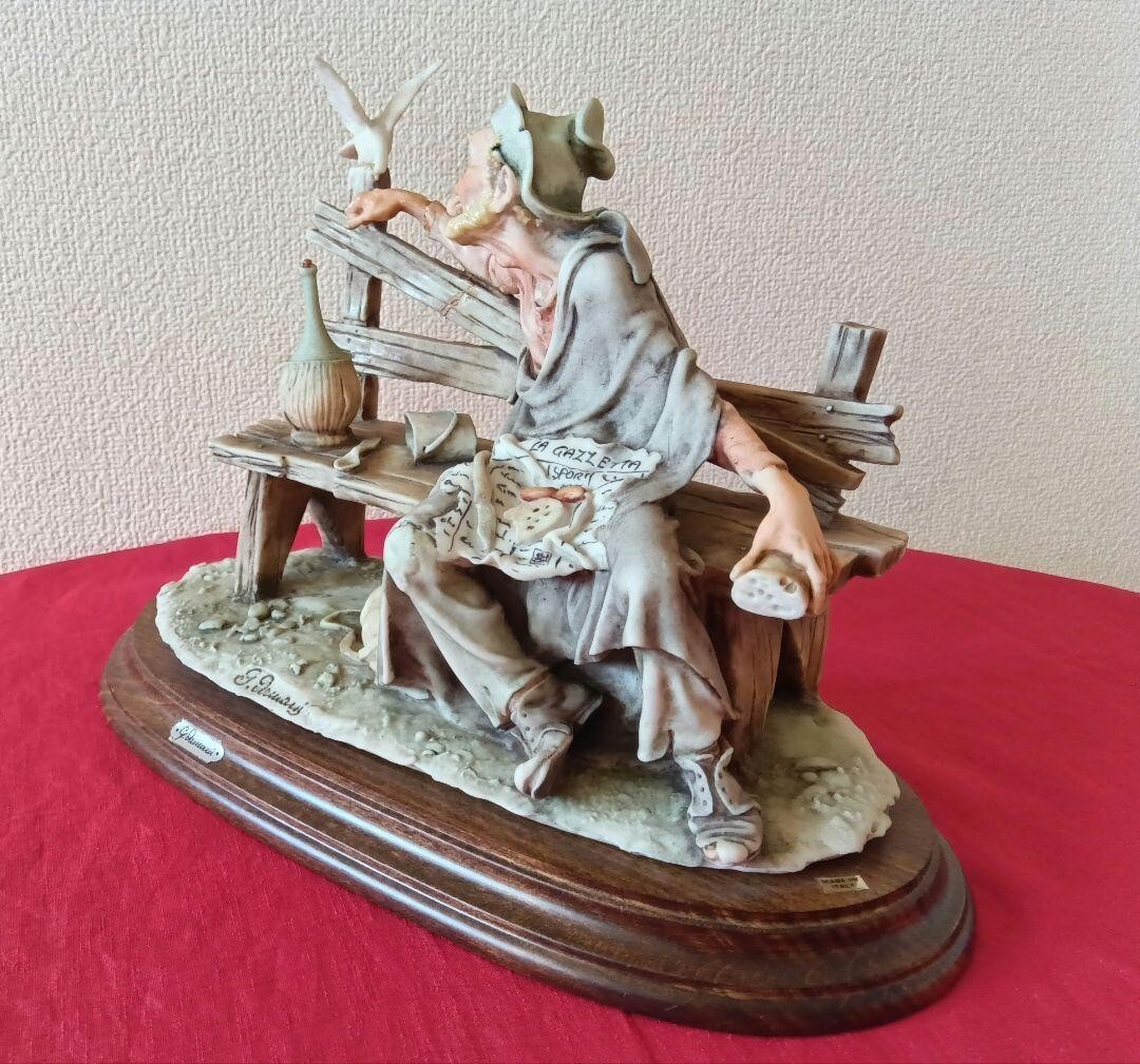 イタリア製　GIUSEPPE ARUMANI　ジョゼッペ・アルマーニ　老人と鳩 GIUSEPPE ARMANI Porcelain Figurine Size H 8 x W 11.6 x D 5.7