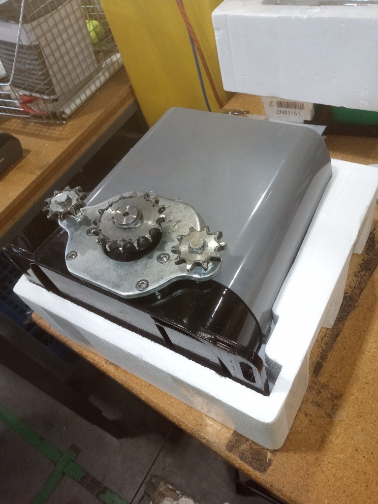 Blütezeit 1400lb Solar Sliding Gate Opener w/ Solar Panel, WiFi & Battery-Used