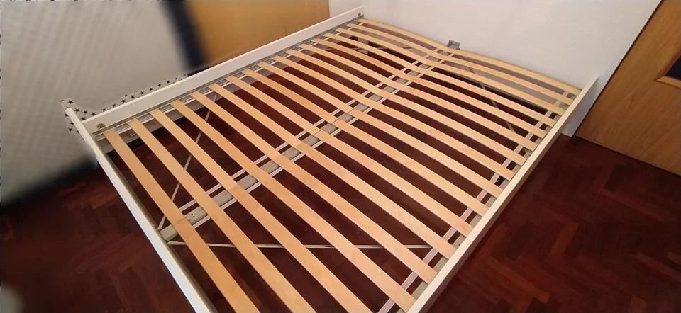 Letto matrimoniale bianco Ikea, completo di 2 basi a doghe per materasso - Immagine 3 di 4