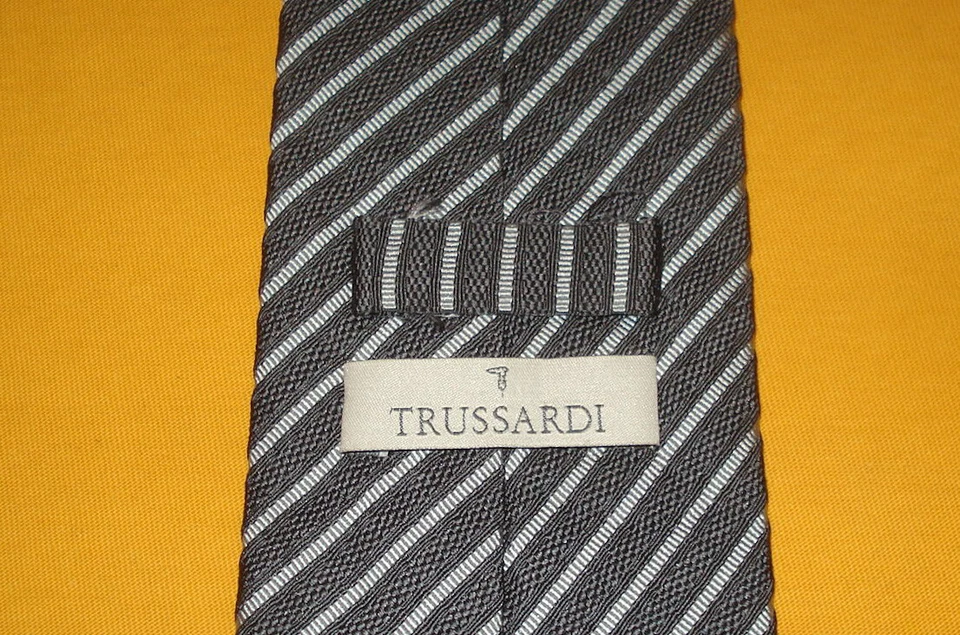 GRAVATA LISTRADA MASCULINA TRUSSARDI CINZA/CINZA CLARO - GRAVATA - GRAVATA DE PESCOÇO - GRAVATAS DE GRIFE. - Imagem 3 de 3