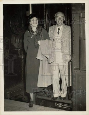 1933 Press Photo The Upton Sinclairs arrive at Pennsylvania Station from CA