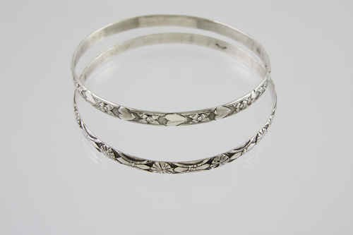 2 Beau Sterling Armreif Armbänder geprägte Herzen & Blumen + Deko Design Gr. 8 - Bild 2 von 11