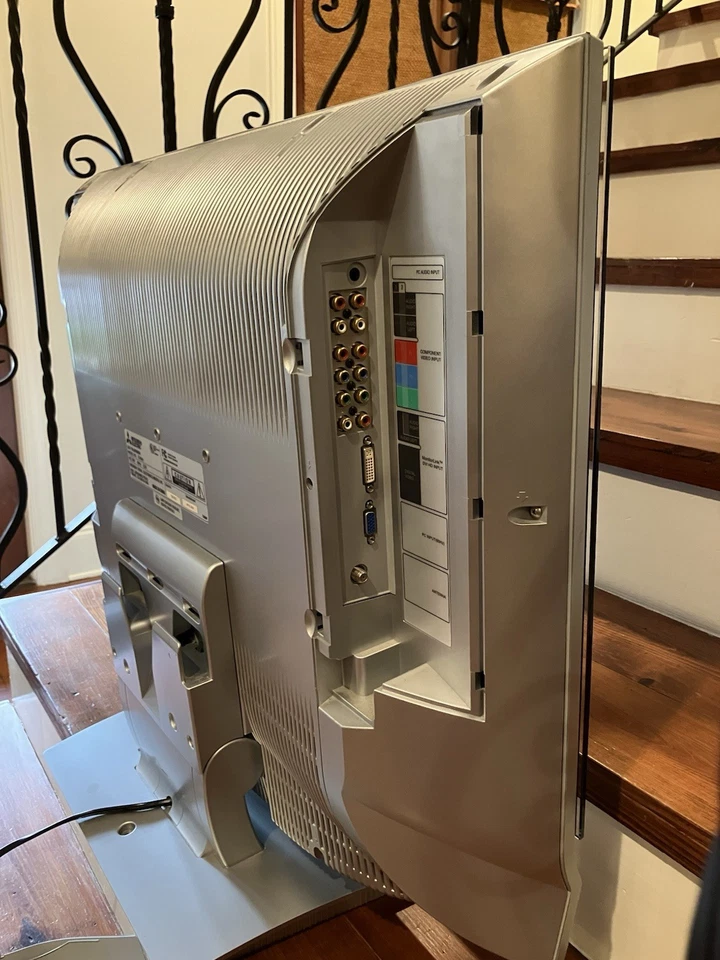 Vintage Mitsubishi 30” LCD Flat Panel TV 4:3 Retro Gaming Silver Y2k 2004 - Image 4 of 4