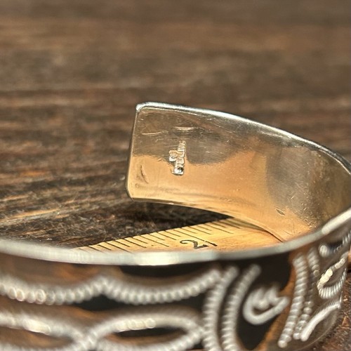 Vintage Sterling Silver Cuff Bracelet Native American Bear Detail Estate Jewelry - Picture 5 of 16