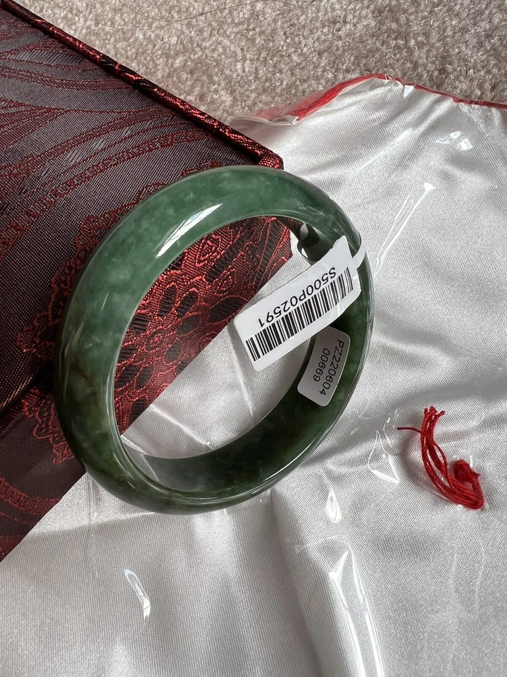 Natural emerald green thick bracelet with floating flowers天然翡翠绿色带飘花加厚50-52/A货 - Image 3 of 4