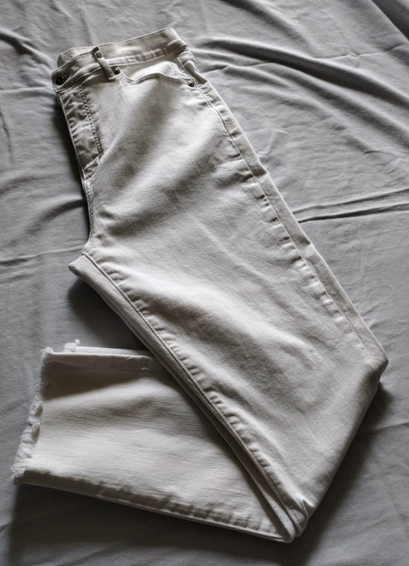 ANN TAYLOR LOFT White Wash "The SKINNY" Raw Hem JEANS Sz 14 (26.5 Inch Inseam)