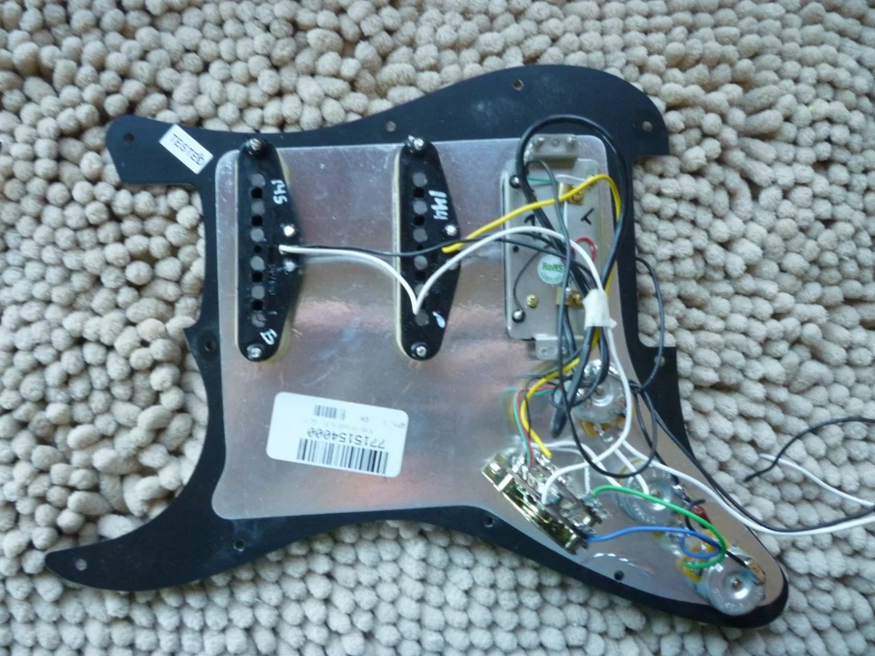 Golpeador Fender Player Stratocaster HSS negro cargado pastillas Alnico V genuino Foto 2 de 2