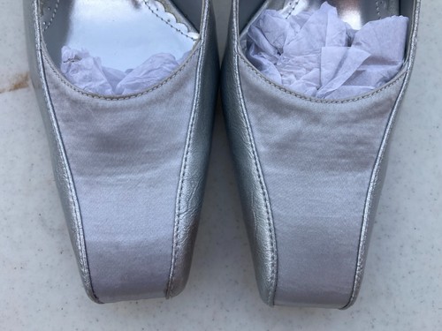 New WILD ROSE Size 10 Closed Toe Heels Back Strap Silver Embossed - NWB - Picture 5 of 15