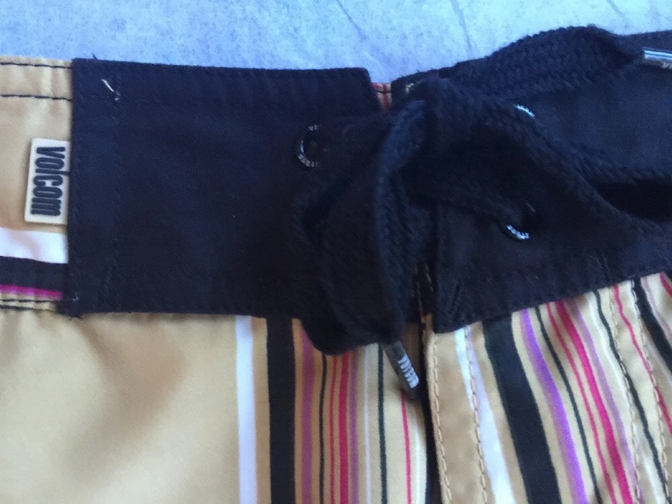 Juniors Volcom "Poison Oak" Board Shorts Size 1 (4 Pockets) - Image 3 of 4