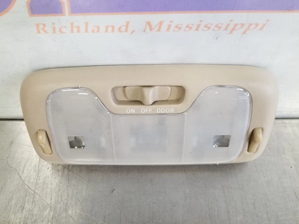 06 2006 LEXUS LX470 FRONT CENTER OVERHEAD REAR DOME LIGHT TAN - Image 3 of 4