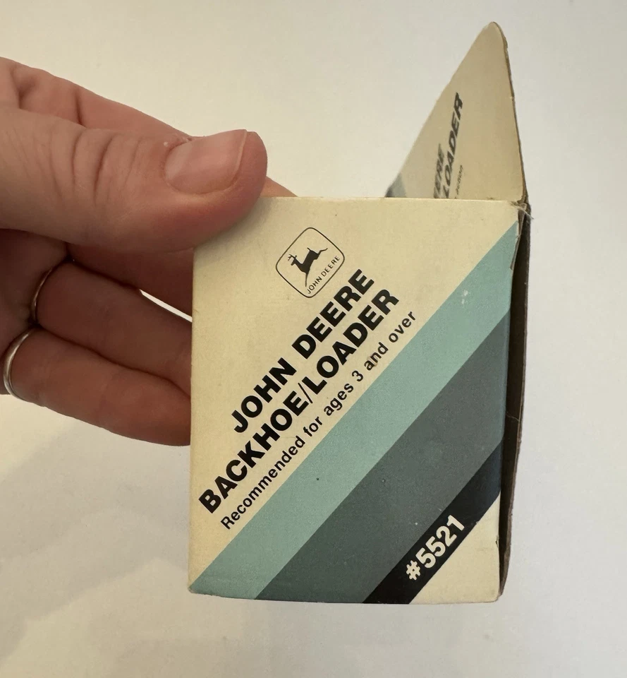 Retroescavadeira Ertl John Deere amarela modelo fundido 1:64 nova na caixa leia - Imagem 4 de 4