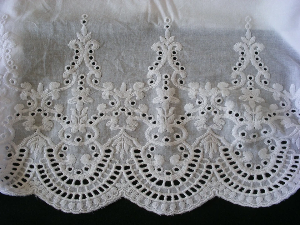 全新 白色 棉缎 刺绣花边 枕头套 标准 大号 King 一对 M2# — 第 2/4 张图片