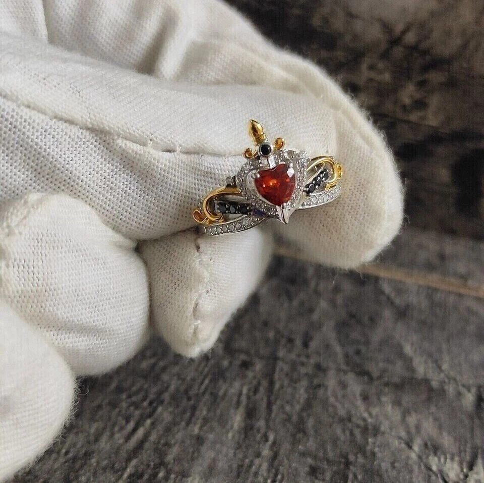 Anillo Reina Malvada Granate Rojo Simulado Corte Corazón 2 Ct Chapado en Oro Blanco 14K Foto 2 de 4