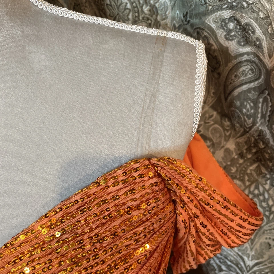 Vestidos formales plisados cortos ajustados con lentejuelas fuera del hombro 2 Foto 4 de 4