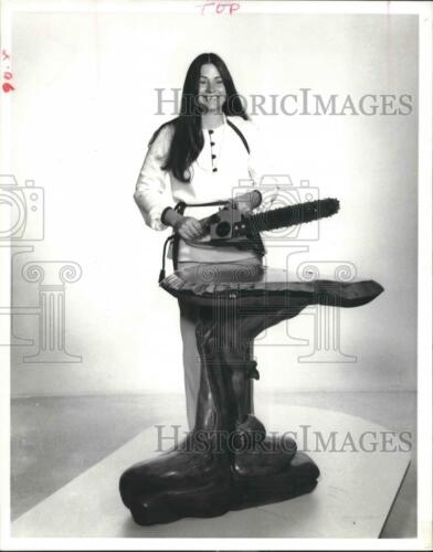 1978 foto de prensa Esme Taylor sierra de cadena arte y espectáculo de muebles de forma libre. - Imagen 1 de 2