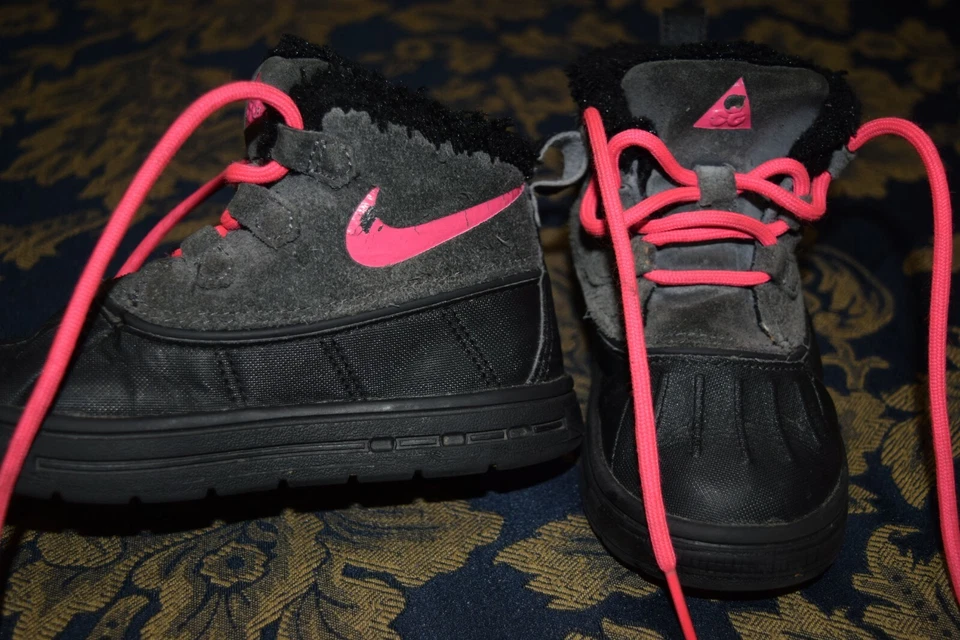 UC Girls  NIKE ACG Woodside Chukka boots black/hot pink 8C  - Image 3 of 4