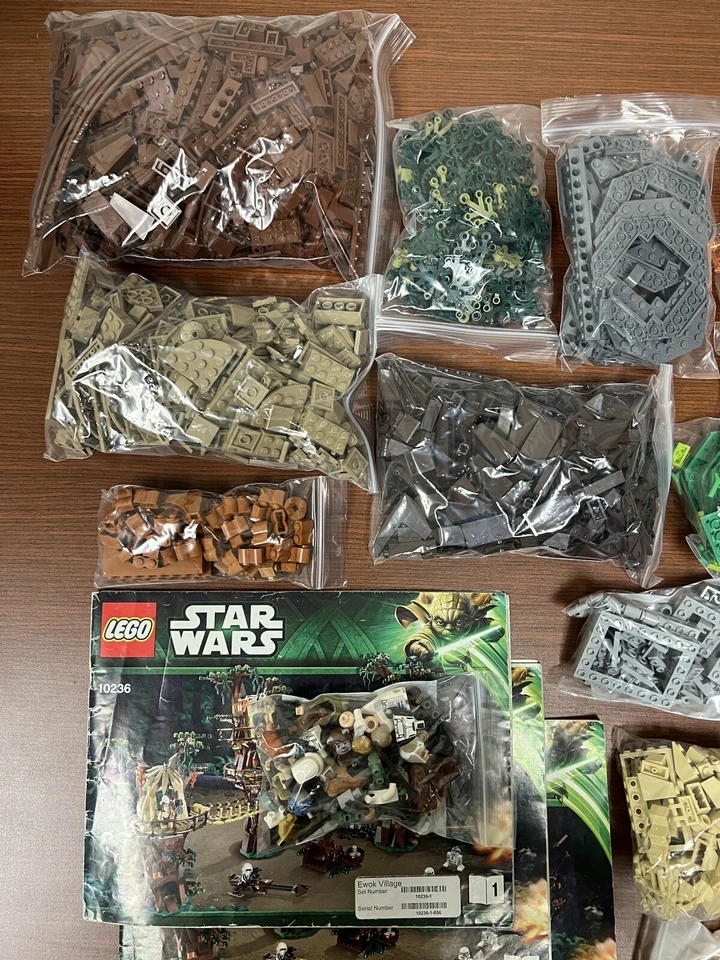 LEGO Star Wars: Ewok Village (10236) Completo con Todas las Mini Figuras Foto 3 de 4