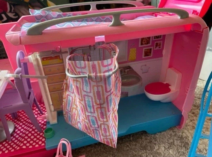 Barbie autocaravana cámper rosa glamour autocaravana autobús lote de toneladas de accesorios Foto 4 de 4