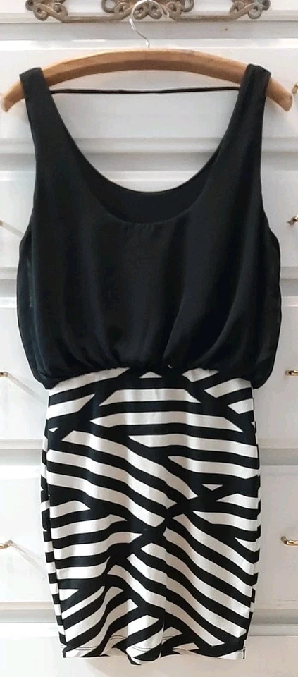 Vestido regata Love Culture tamanho M Body Con geométrico mod clube festa sexy listrado P&B - Imagem 2 de 4