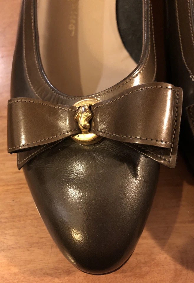 Ferragamo VARA Pumps SZ 9 Brown Leather Bows Gold  1” Heel Power Dressing Shoes - Image 3 of 4