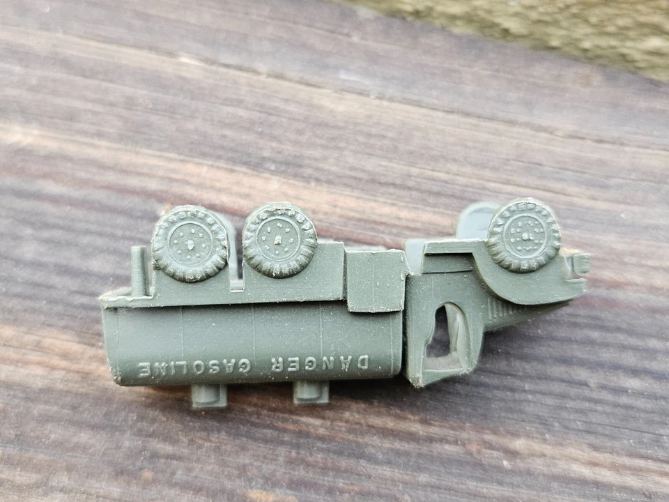 Mini camión de combustible de juguete de plástico vehículo militar MPC de colección Segunda Guerra Mundial Foto 3 de 4