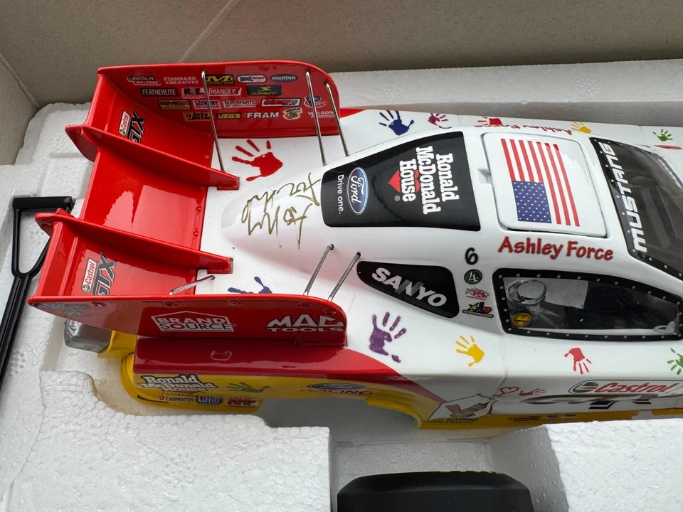 Action Ashley Force Ronald McDonald Casa Autógrafo Automático Mustang NHRA Coche Divertido Foto 2 de 4