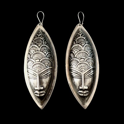 LANGE OHRRINGE GESICHTSMASKEN RELIEF. ETHNISCHE GROSSE LANGE SILBER OHRRINGE MIT GESICHT