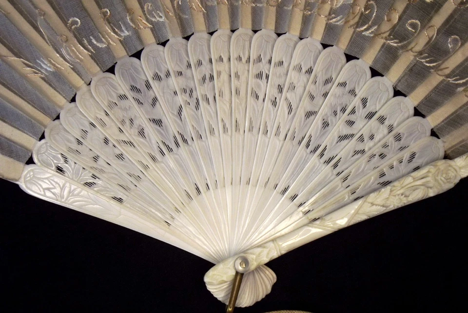 Antique Canton Fan Chinese Export Silk Embroidery Exquisite Carving - Изображение 3 из 4