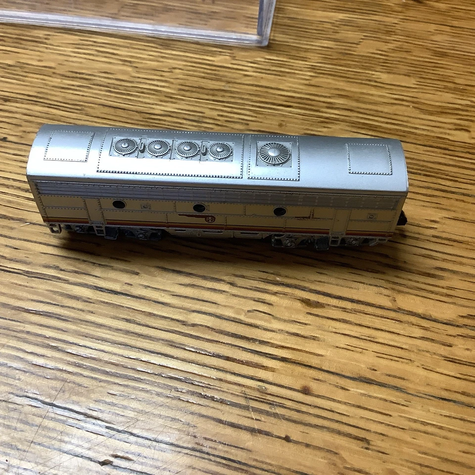 Bachmann Spectrum N Scale F7 A&B Diesel Locomotive Powered Santa Fe War Bonnet - Image 2 of 4