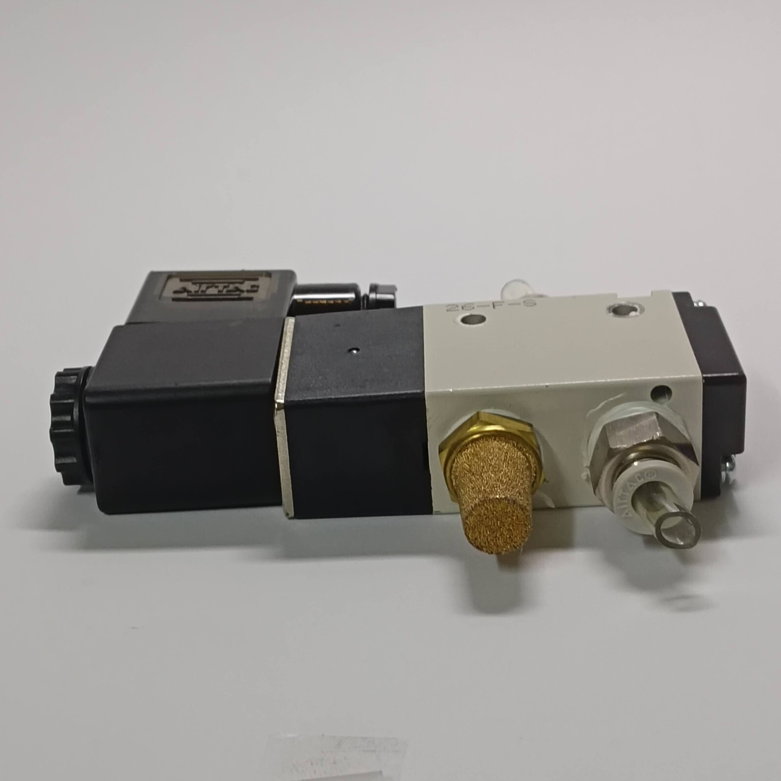 Airtac 3V210-08-NC 3/2 Way Solenoid Valve Ser 200 0.15-0.8MPa 220VAC 3V21008NC