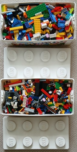 2 X MEDIUM WHITE LEGO 8 STUD STORAGE BRICKS PLUS APPROX 3.7 KG OF LOOSE LEGO