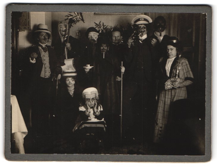 Fotografía de grupo con máscaras y disfraces, carnaval