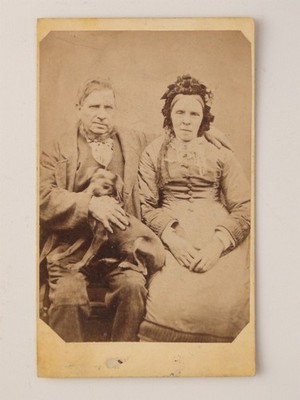 Viktorianisches Paar asymmetrische Gesichter kleiner Hund Terrier Haustier CDV Foto um 1860