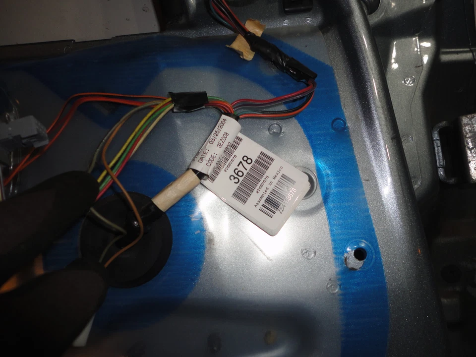 Saturn L300 2005 sedán puerta delantera izquierda lado del conductor carcasa azul hielo 42U U 725H Foto 4 de 4