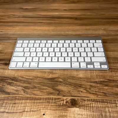 Apple Magic A1314 White/Silver Aluminum Bluetooth Wireless QWERTY Keyboard