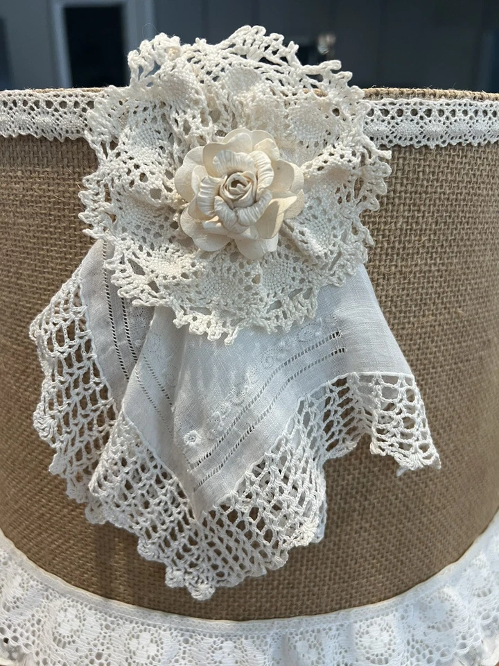 Handmade Cottage Style Natural Burlap And Lace Lamp shade 12” Round X 10" Tall - Imagem 3 de 4