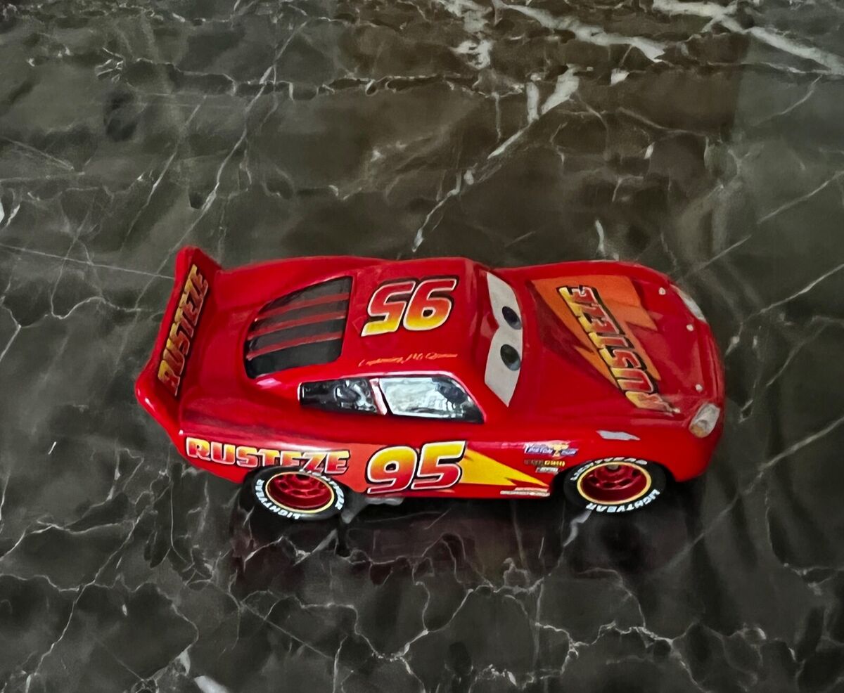 DISNEY PIXAR CARS 3 RUST-EZE RACING CENTER LIGHTNING MCQUEEN, BRAND NEW,  LOOSE