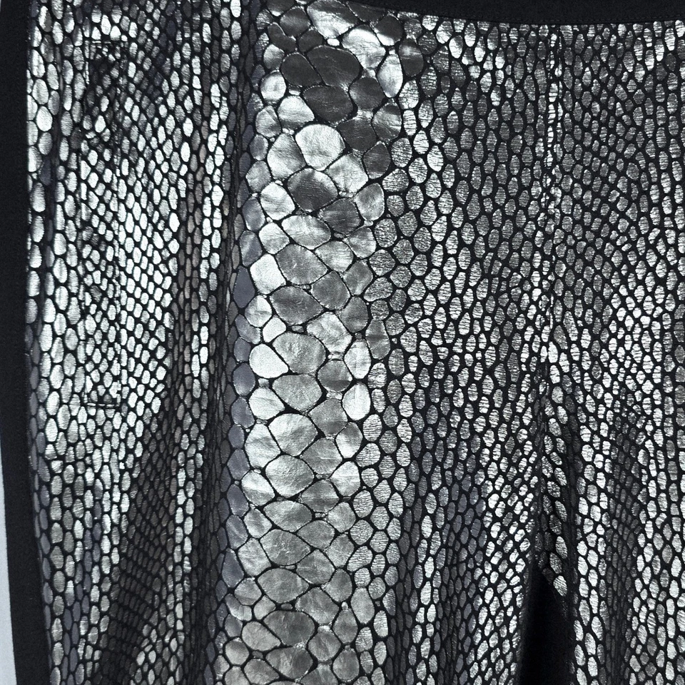 Calça A/X Armani Exchange feminina XL prata estampa de cobra frente preta traseira - Imagem 4 de 4