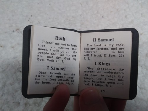 Vintage THE LITTLE BIBLE BY DAVID C COOK PUBLISHING CO. MINIATURE - Picture 3 of 3