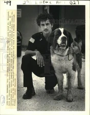 1981 Press Photo Scott Morrow, Canine Campus Control Officer holds St. Bernard