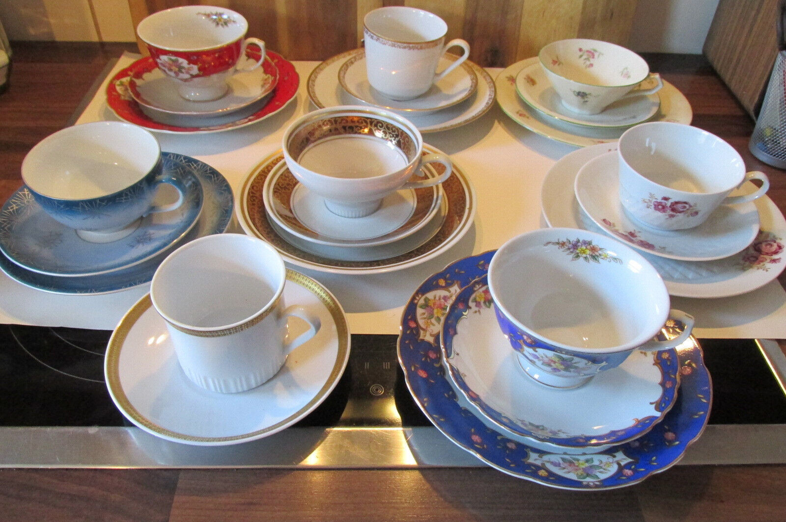 22 Teile Kaffeegeschirr buntes Dekor - 6 Gedecke je 3 tlg + 4 Einzelteile