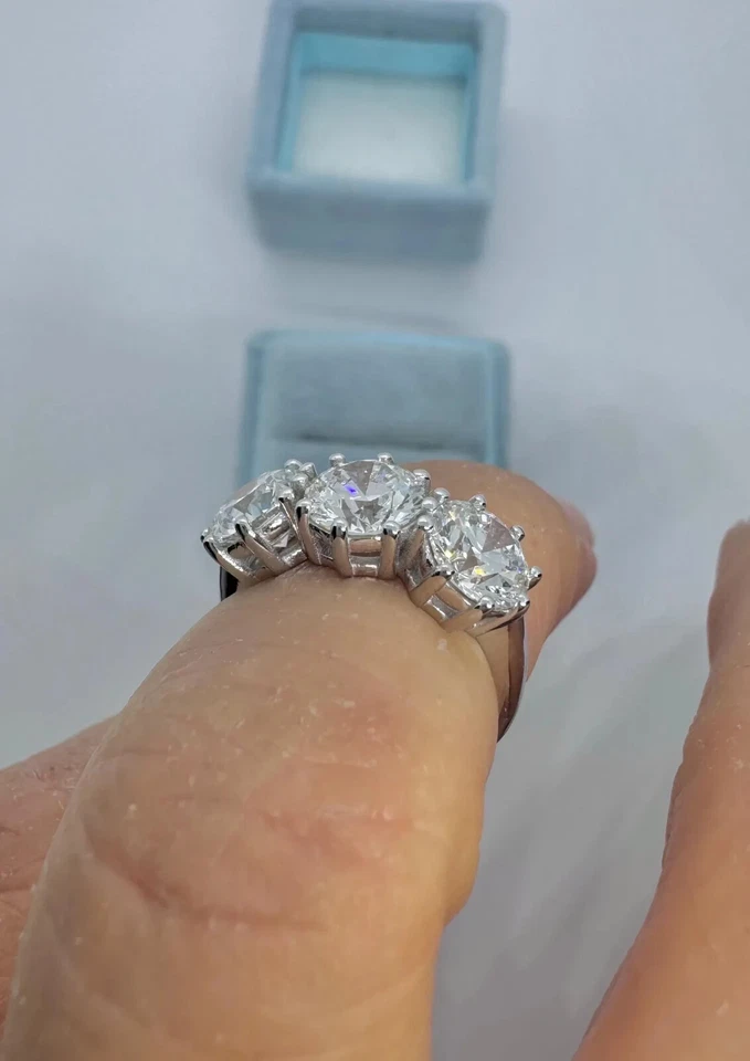 Anillo de compromiso redondo de moissanita pasado presente futuro 3 quilates enchapado en oro blanco de 14 quilates Foto 3 de 4