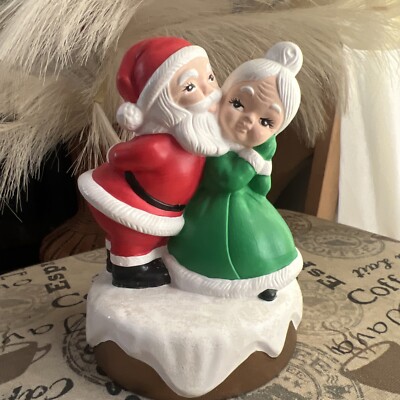 Vintage Sanyo Christmas Music Box Santa Mrs Claus Plays Jingle Bells 7  1950s?