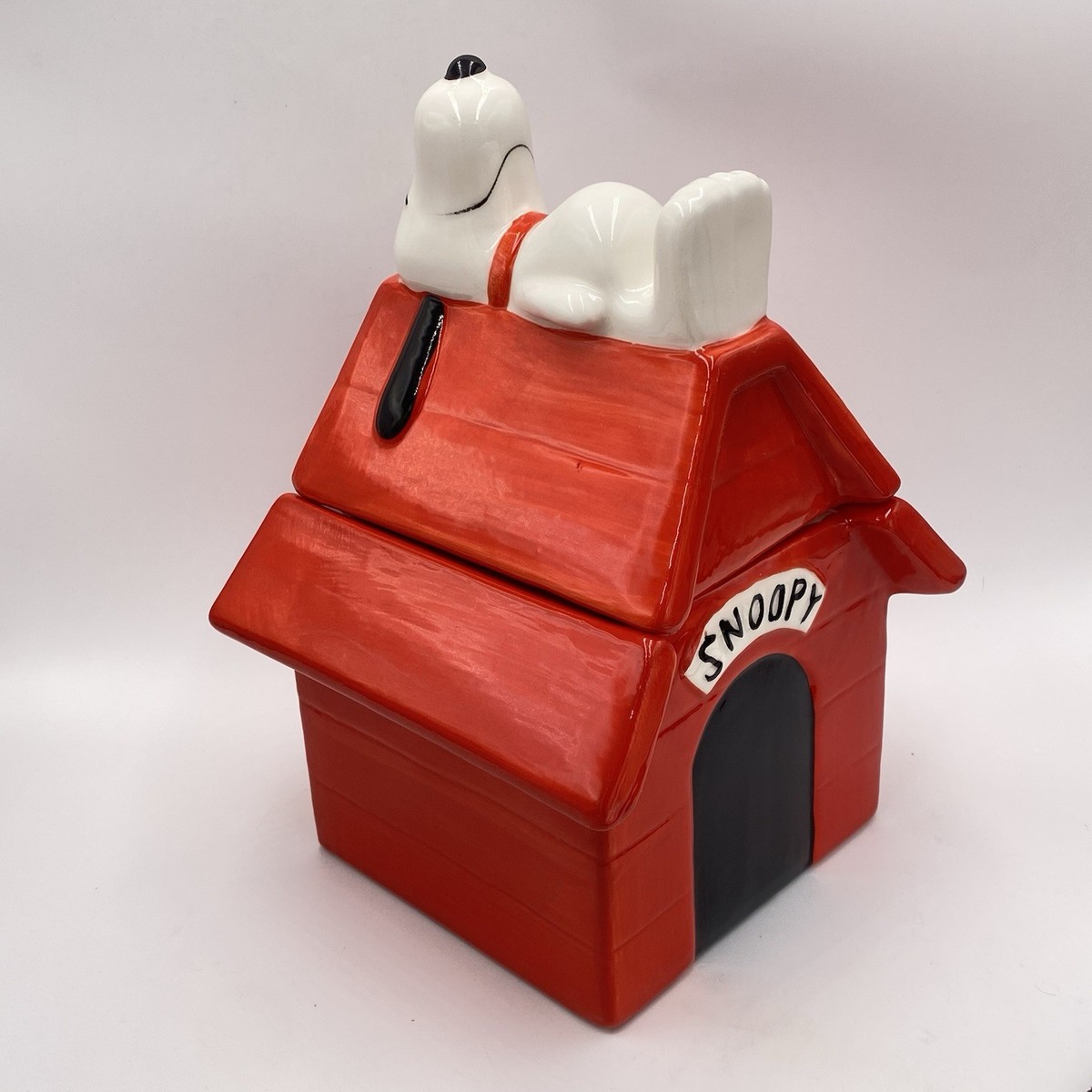 Peanuts Cookie Jar SNOOPY On Red Doghouse 11.5” Ceramic Treat Jar