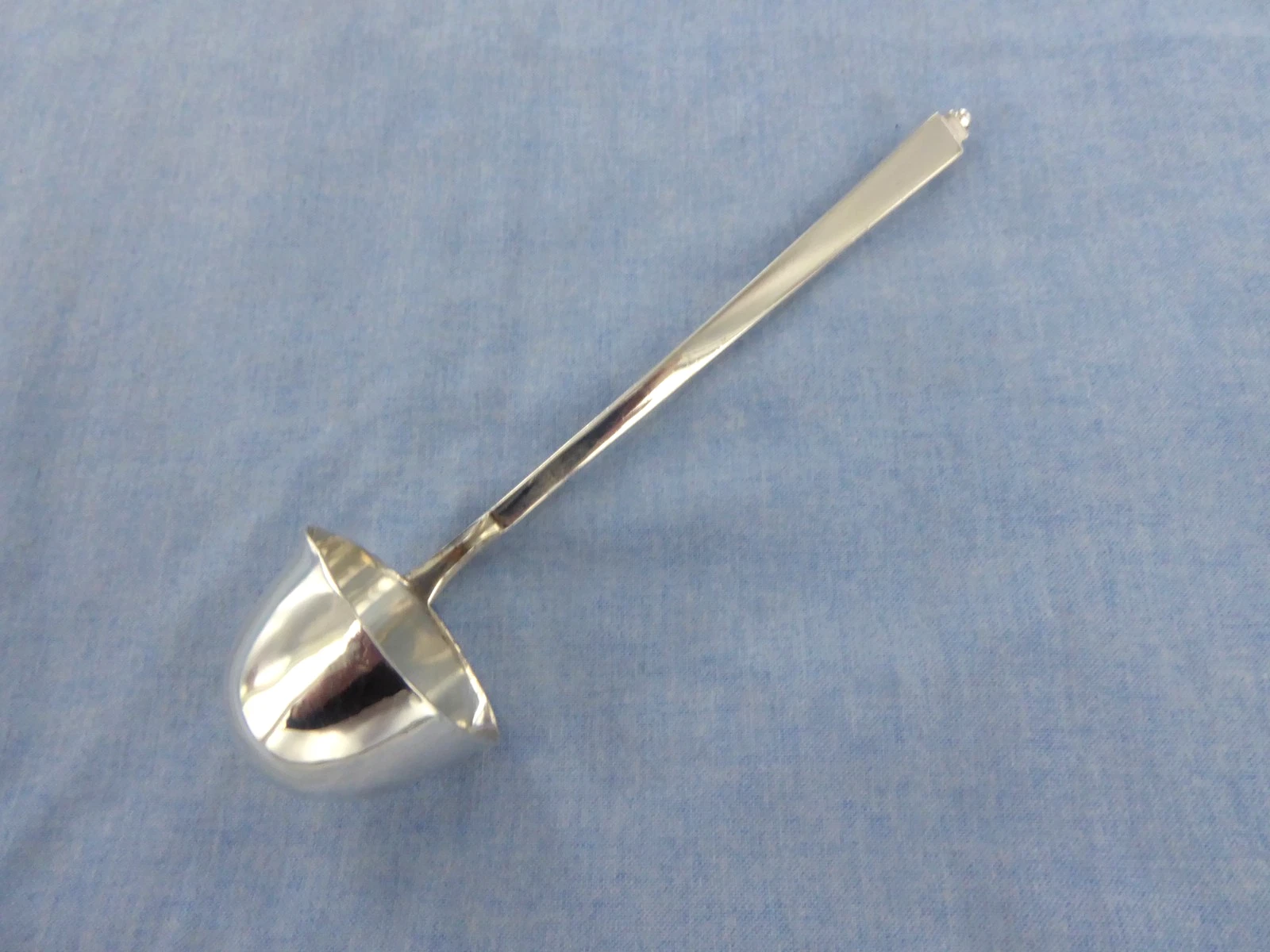 A STERLING SILVER PYRAMID PATTERN DOUBLE SPOUT SAUCE LADLE.LONDON IMPORT 1930 GJ
Opens in a new wind