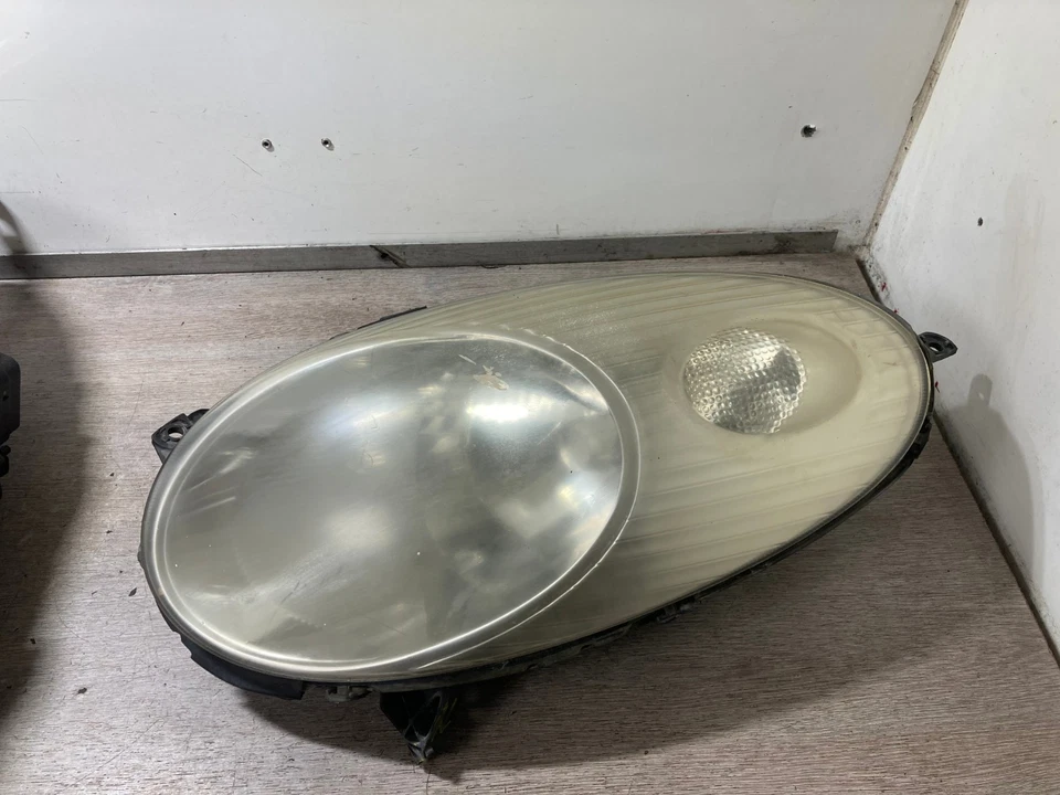 Par de faros delanteros Nissan Micra K12 2005 del lado del conductor y del pasajero Foto 2 de 4