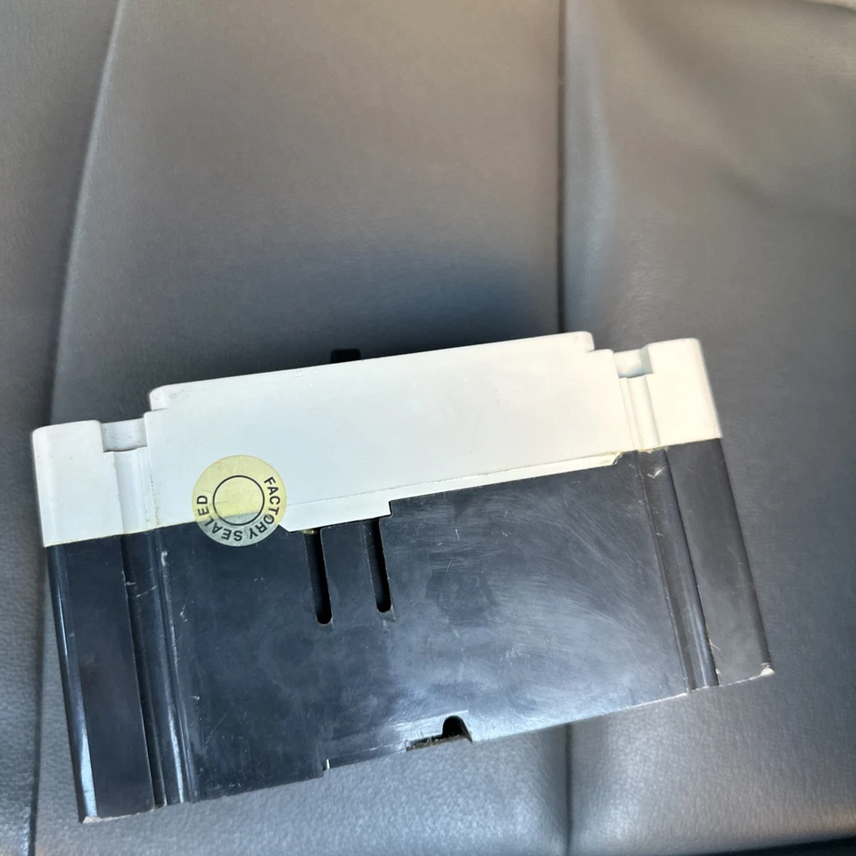 1-EATON FD3060 3 POLE 60A FD 35K CIRCUIT BREAKER (NEW TAKE OUT) - Image 3 of 4